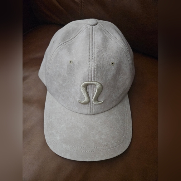 Lululemon days shade ball, cap with logo in tan Gently Used